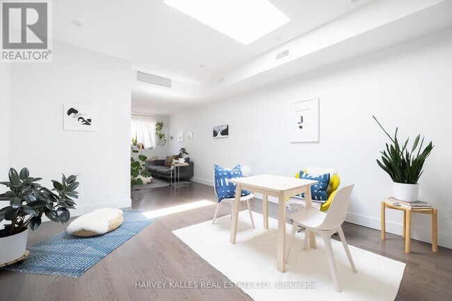 Photo - 2076 Dundas St W