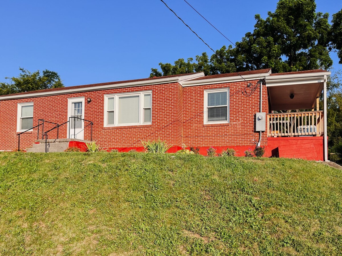 Photo - 1105 N Main St