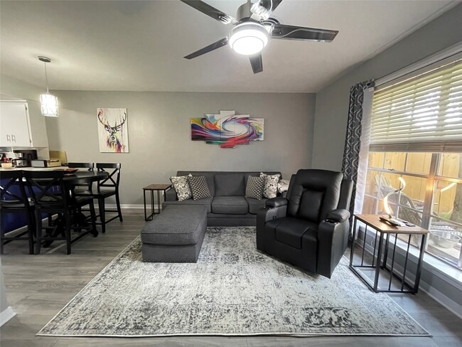 Photo - 402 Giddings Ln