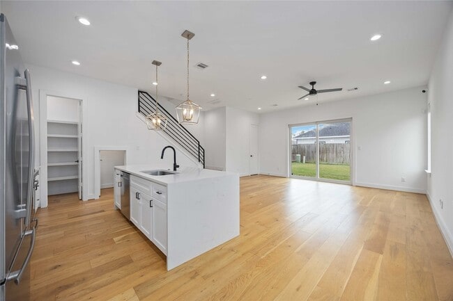 Photo - 2215 Mansfield St