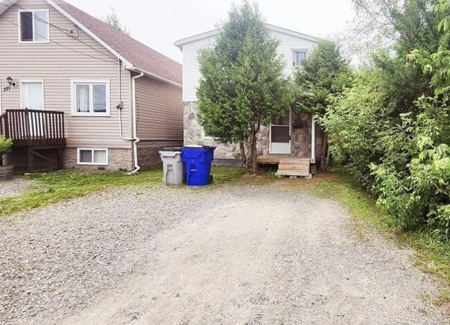 Building Photo - Spacious 3 Bed / 1 Bath House| $2249/month (plus utilities) - Parking Included