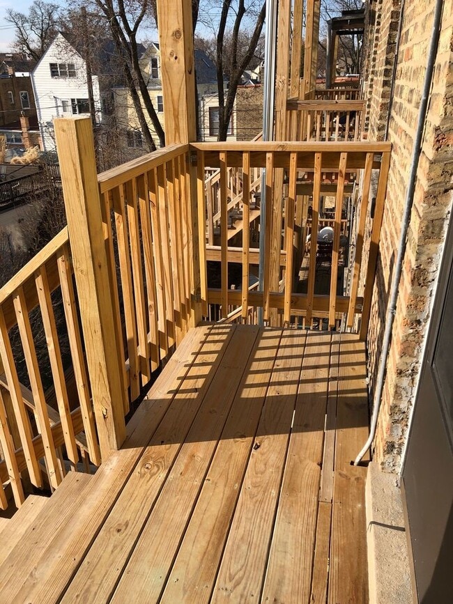 Building Photo - Sun-drenched Roscoe Village with sunny patio and yard Unit 3504-2