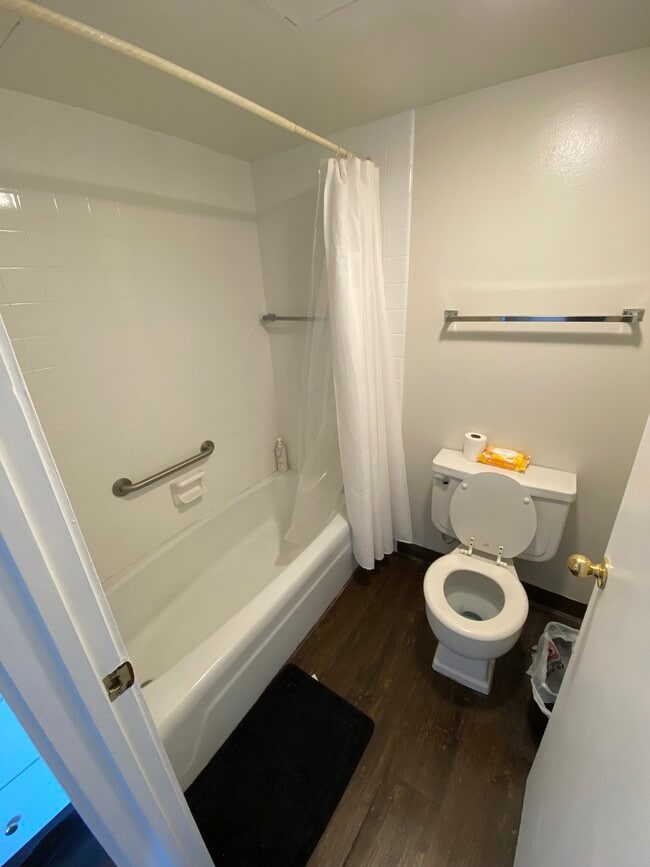 Photo - 450 W 7th St