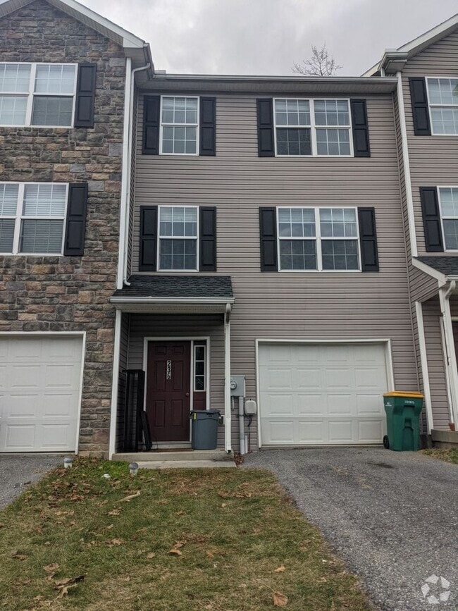 Building Photo - 3 Bedroom Townhouse for Rent in Waynesboro!