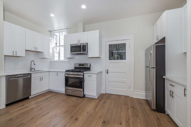 Building Photo - Fully Remodeled, Top Floor 3/2 Full Floor Flat W/ Bonus Room! In-Unit W/D! Unit 1436