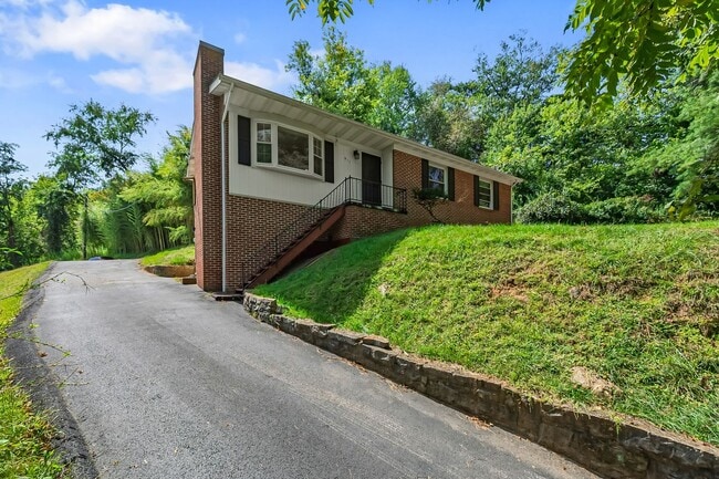 Photo - 4 bedoom 2 bath home in Blacksburg VA!