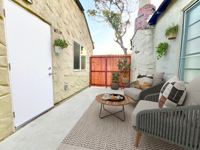 6715 Beverly Blvd