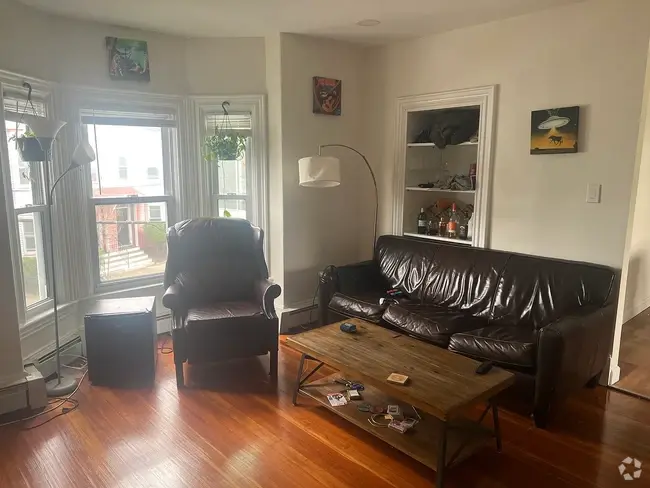 Building Photo - 92 Newton St Unit 2 Rental