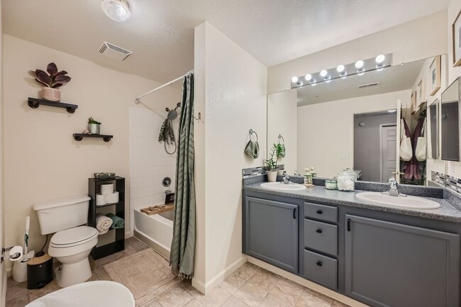 Photo - 1 bed 1 bath w/ near DIA! $500 MOVE IN SPECIAL Unit 305