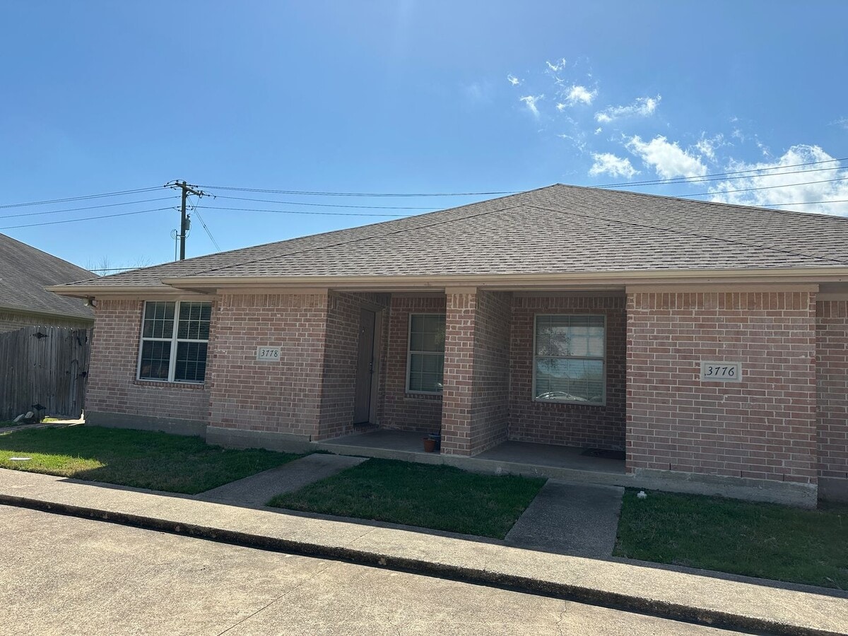 College Station -3-Bedroom / 3 -Bath Duplex - Fenced in back yard - College Station -3-Bedroom / 3 -Bath Duplex - Fenced in back yard