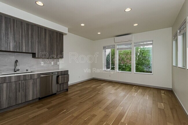 Photo - 4315B SW Frontenac St