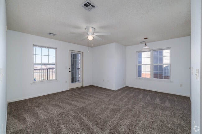 1BR, 1BA - 709SF - Living Room