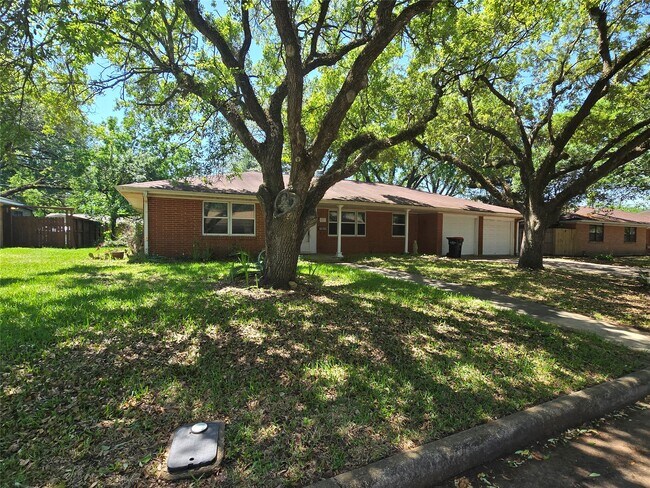 Photo - 801 Rosewood Dr