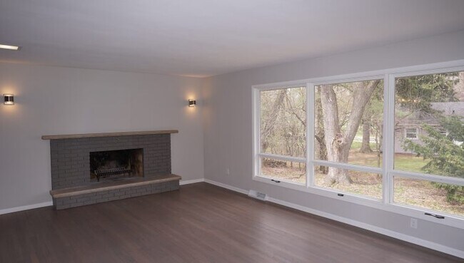 Photo - 222 S Whitney Way