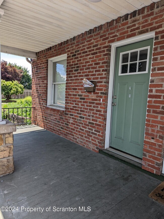 Photo - 829 N Main St