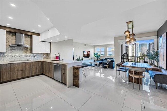 Building Photo - 19900 E Country Club Dr Unit 19900 E Country Club Dr  1003