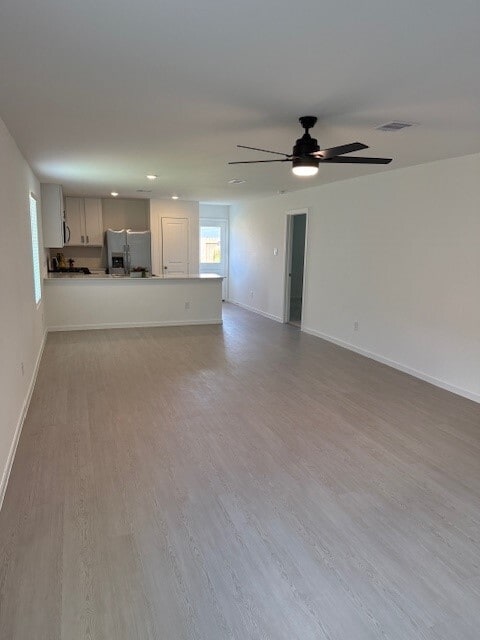 Sala de estar con ventilador de techo - 21722 Cottonwood Meadows Trl