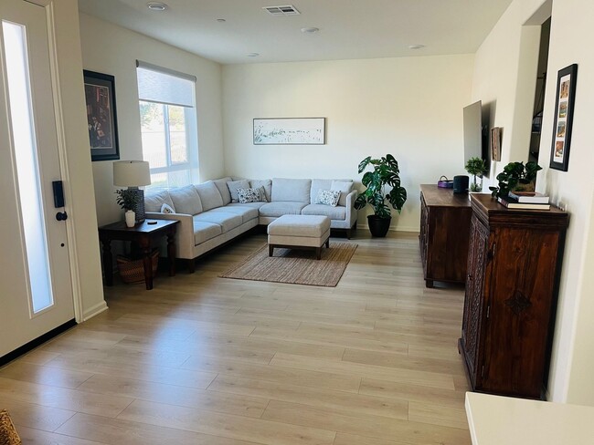 Photo - 1052 Kendale Wy