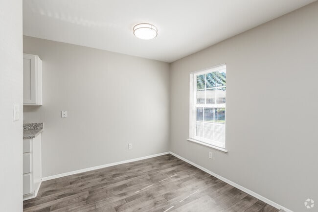 2BR, 1BA - 750SF - Dining Room - Colonial Pines