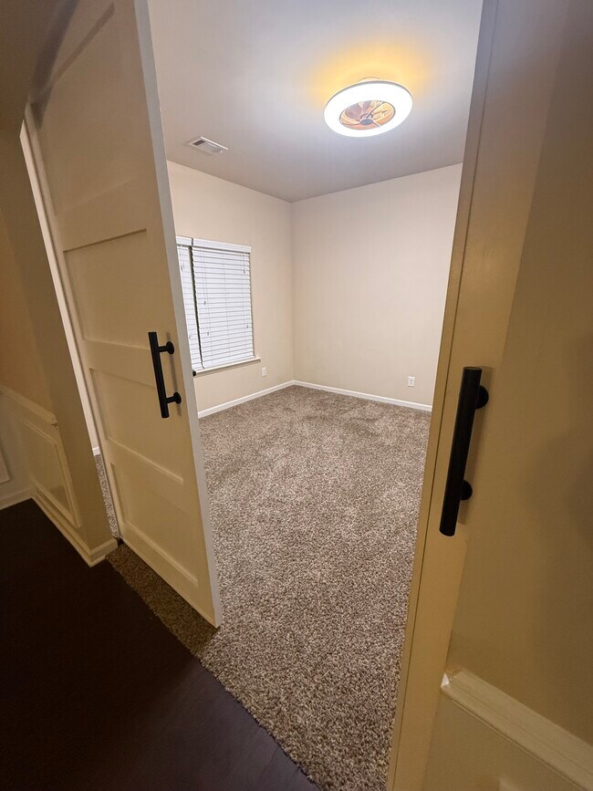 Photo - 2056 Tweed Dr