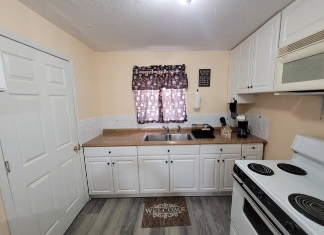 Photo - 457 Vineyard Ave