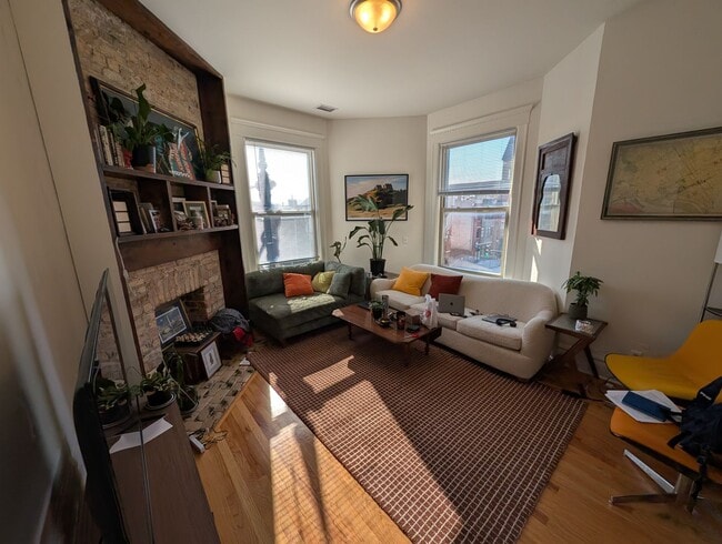 Photo - Spacious and renovated 3 BR in Wicker Park with great vintage touches! Unit 2158N-3N
