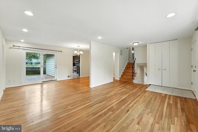 Building Photo - 5011 Roslyn Rd Rental