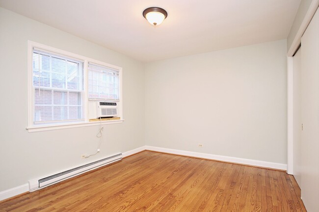 Photo - Student-Friendly Ground-Level Apartment Near The School of Data Science Unit Ivy Rd 2114 #11