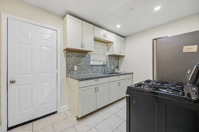 Photo - 5223 Windemere St