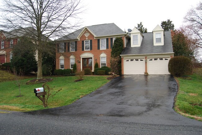 Apartments For Rent Near University Of Mary Washington Photo 6904 Lakeland Way