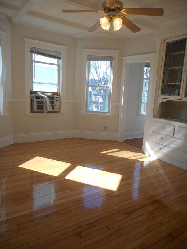 Building Photo - 58 Lithgow St Unit 3