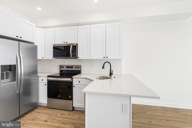 Photo - 2350 Moore St