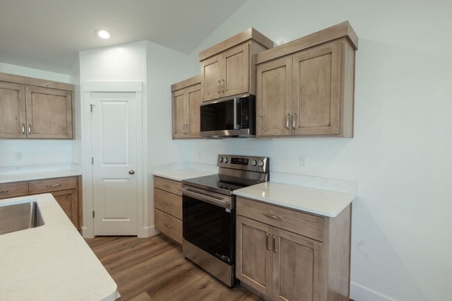 Photo - 5 BED 3 BATH HOME IN IDAHO FALLS WITH 2 STALL GARAGE, AC, FENCED YARD