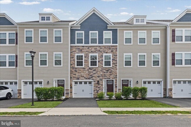 Building Photo - 8 Venice Ln