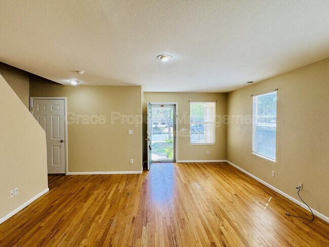 Photo - 717 Mockingbird St