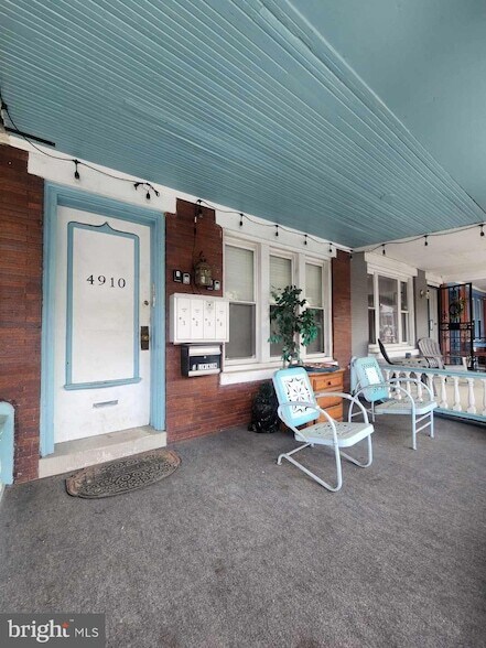 Building Photo - 4910 Chestnut St Unit 1F