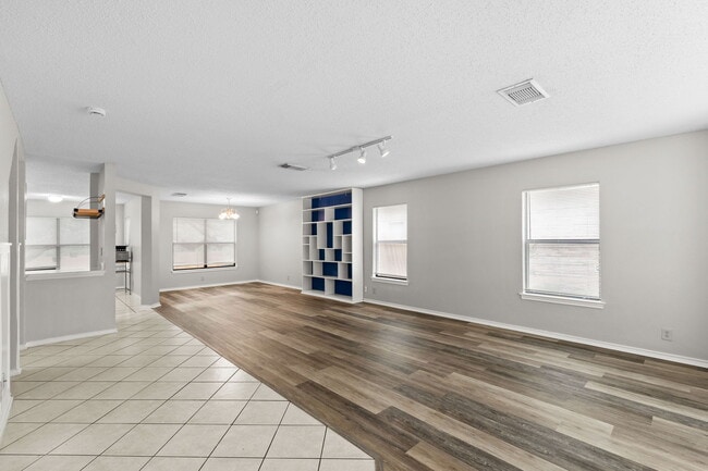 Photo - 2312 Newoak Park