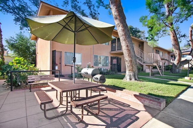 Building Photo - Beautiful 2 bedroom 1 Bath Unit 355-2