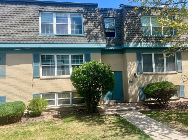 Building Photo - 3 Bedroom available Near Cherry Creek State Park! Unit 9