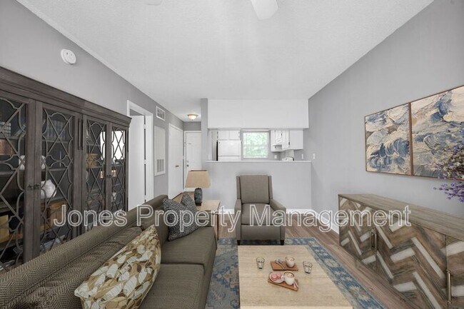 Photo - 305 Country Club Dr NE