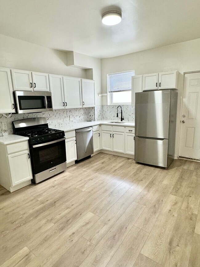 Photo - 2030 Waterloo St