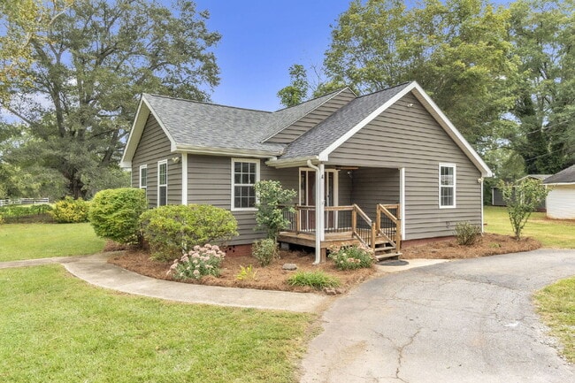 Building Photo - Spacious Rental with Modern Kitchen, Large... Unit A