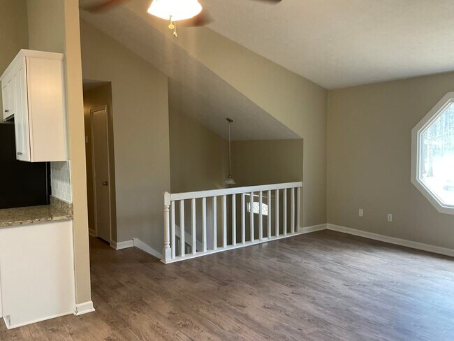 Photo - 4026 Leicester Dr NE