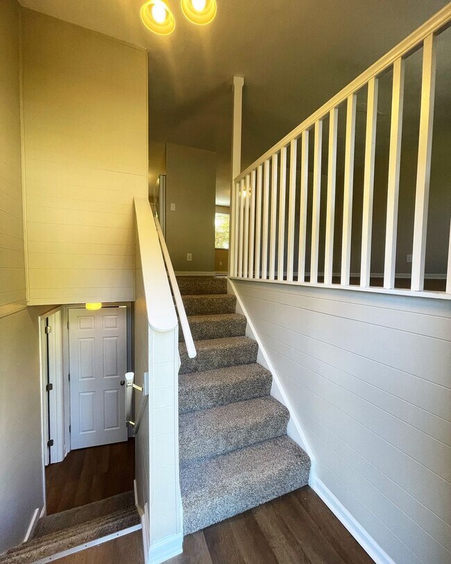 Photo - Newly Renovated Hillview Bi-Level!