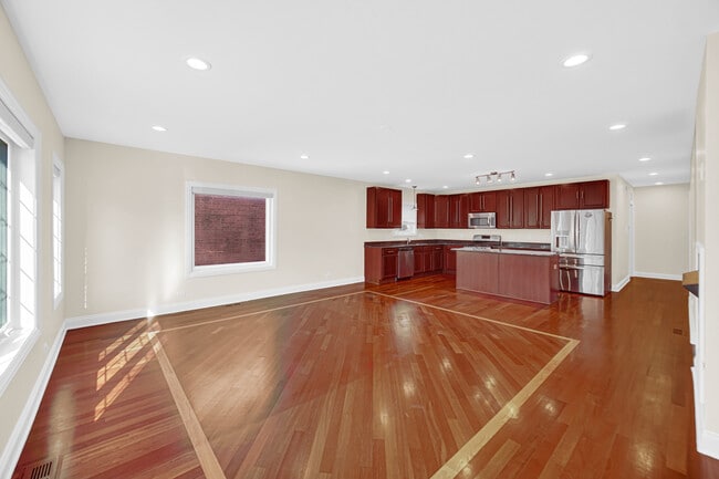 Photo - 548 E 50th St