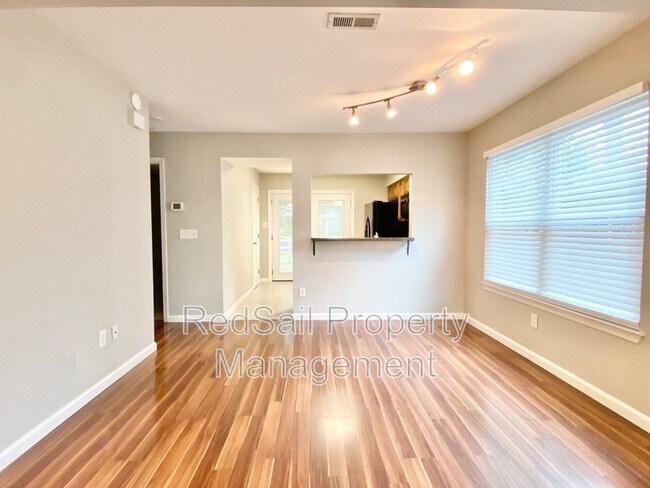 Photo - 469 Crosland Ct