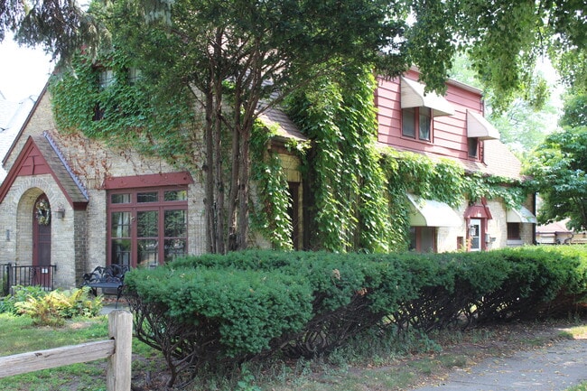 Building Photo - 6633 Milwaukee Ave Unit 1