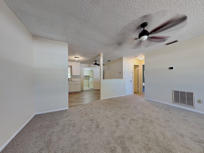 Photo - 15696 Bolesta Rd Unidad Apt B