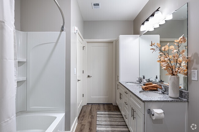 1 habitación, 1 baño, 892 pies cuadrados, baño