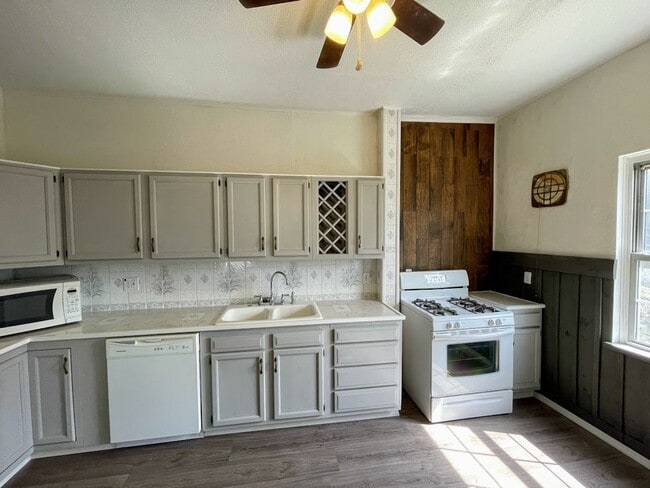 Photo - 4 bed 3 bath - Brighton Heights - HUGE house, large rooms, spacious kitchen